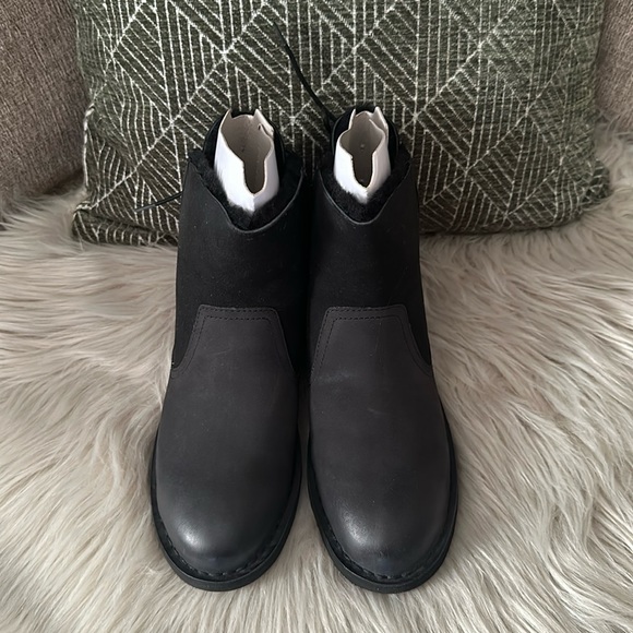 UGG NAIYAH BLACK Water 💦 Resistant - Picture 4 of 11